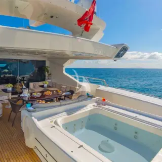 Aft deck jacuzzi