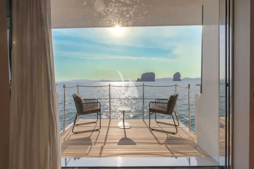 OCTAVE - Main deck balcony