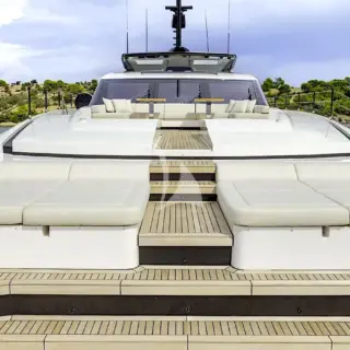 Foredeck - saloon area