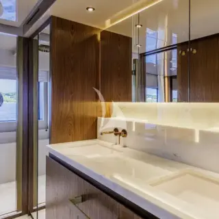 Main deck Master cabin - en suite facilities