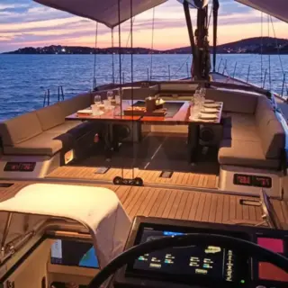 LA LOEVIE - Cockpit by night