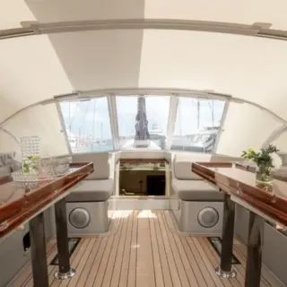LA LOEVIE - Cockpit with bimini