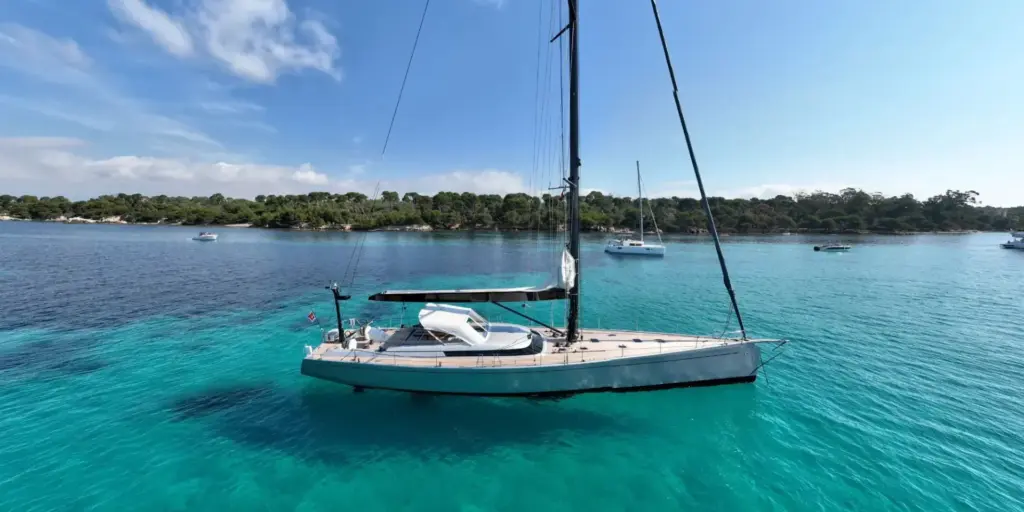 LA LOEVIE - At anchor