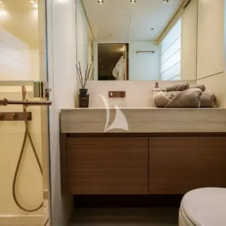 Guest Stateroom - En Suite Bathroom