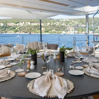 PALOMA bridge deck table setting