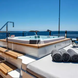 PALOMA -Top Deck Jacuzzi
