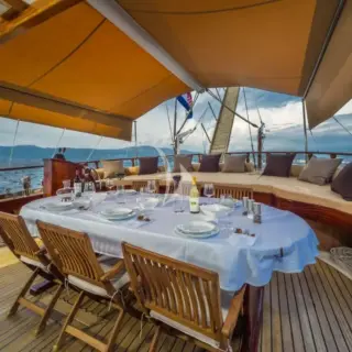 Aft dinning table