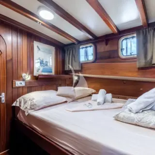 Angelica's double cabin