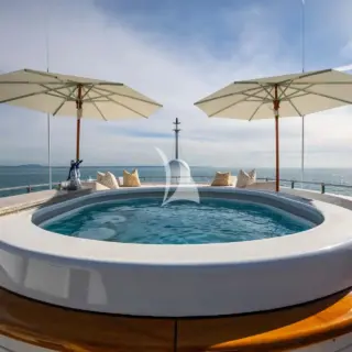 SUNDECK JACUZZI