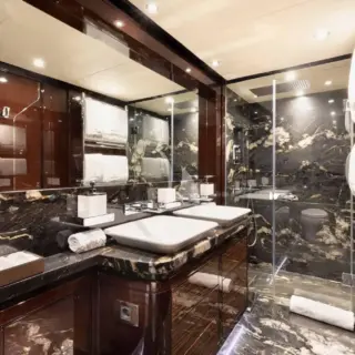 Guest bathroom 2