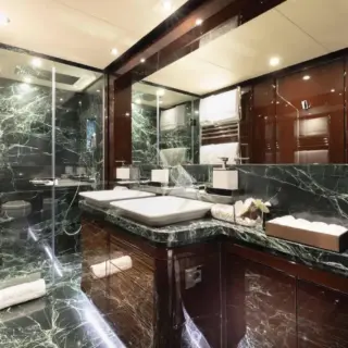 Guest bathroom 1