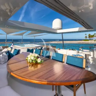 Sun deck dining
