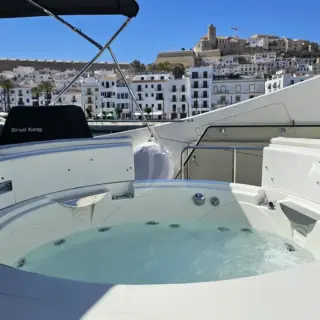 YOLO TOO - Jacuzzi in Flybridge