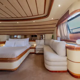 YOLO TOO - Master cabin (Main deck)