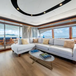 YOLO TOO - Interiors living area