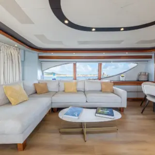 YOLO TOO - Interiors living area