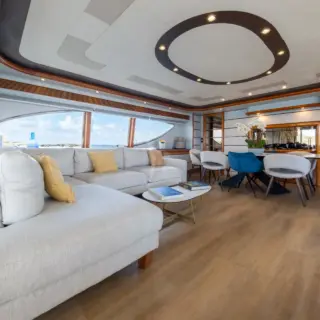 YOLO TOO - Interiors living area