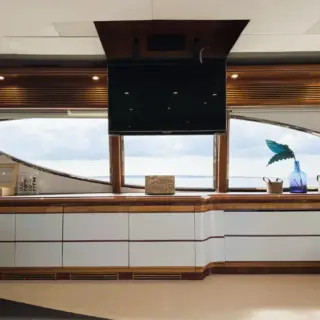 YOLO TOO - Salon: Detail ceiling TV flip