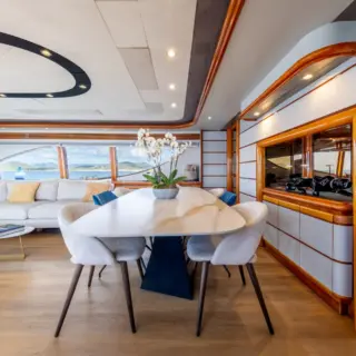 YOLO TOO - Interiors living area