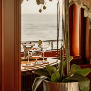 Main deck bar details