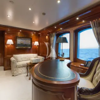 Main deck - Master cabin office