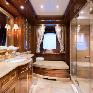 Main deck - Master bathroom en suite - His