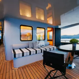 Upper deck louge area
