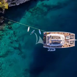 SUNMOON - At anchor