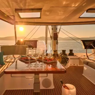 SUNMOON - Cocktail hour flybridge