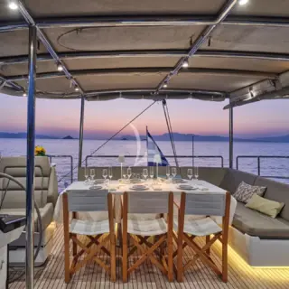 ADARA - Dining table set up flybridge