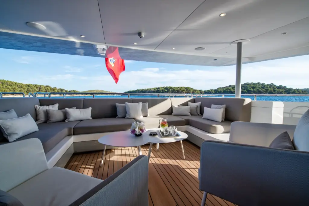 MY MAYVA - Main deck aft