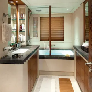 LADY BRITT - VIP En Suite