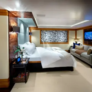 LADY BRITT - Full Beam VIP Port