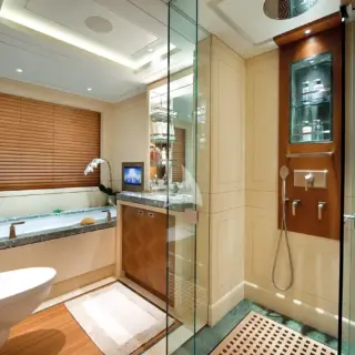 LADY BRITT - Master Hers En Suite