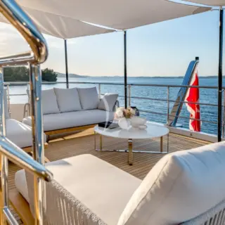 Upper deck aft sitting area