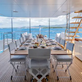 Upper deck dining for up to 10 guests