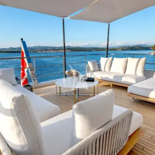 Upper deck aft sitting area