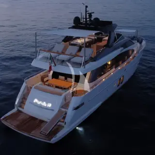 Starboard / stern side view