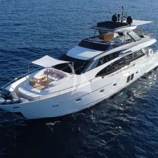 Port side / bow view