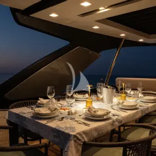 Fly dining table