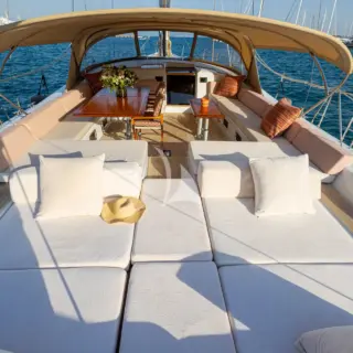 Guest cockpit and sun lounge