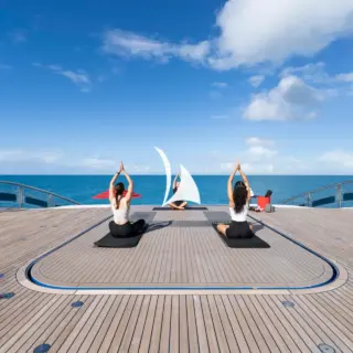 ALFA NERO - Pool deck yoga
