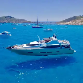 KEROS ISLAND pofile at anchor