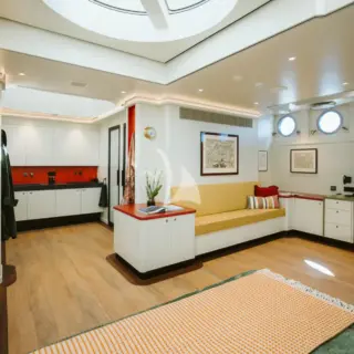 Lower deck master suite