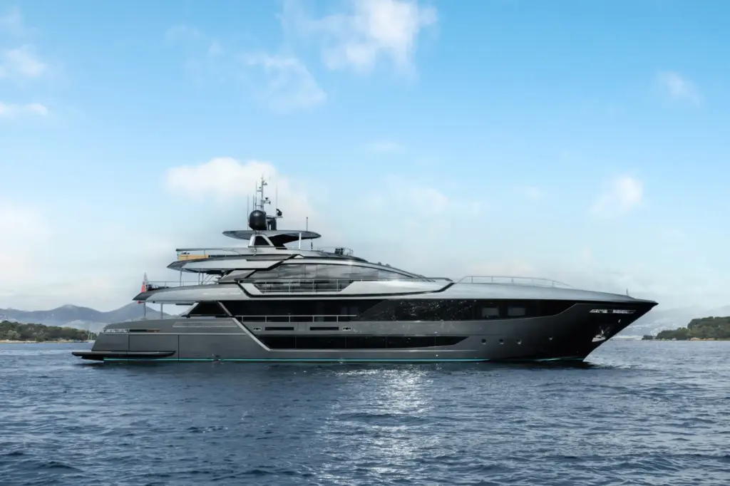 LADY FIRST - Starboard Profile