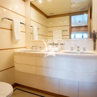 Main deck secretary’s shower room en suite