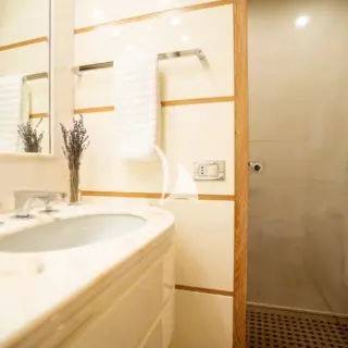 Main deck secretary’s shower room en suite