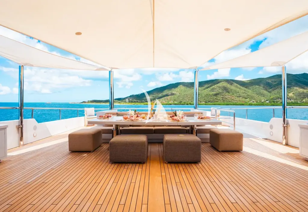 CYAN - Sun deck dining area