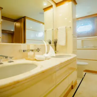 Lower deck guest en suite