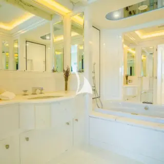 Main deck master bathroom en suite
